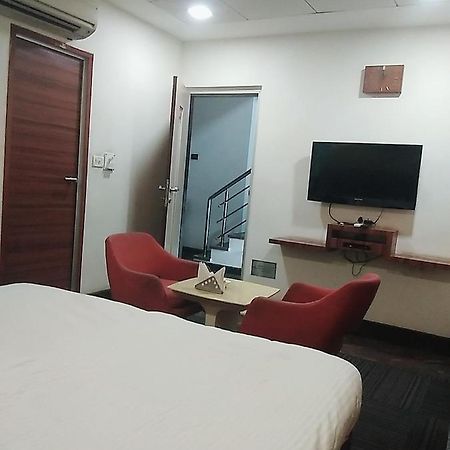 Hotel Manoranjan Inn Lakhnau Kültér fotó