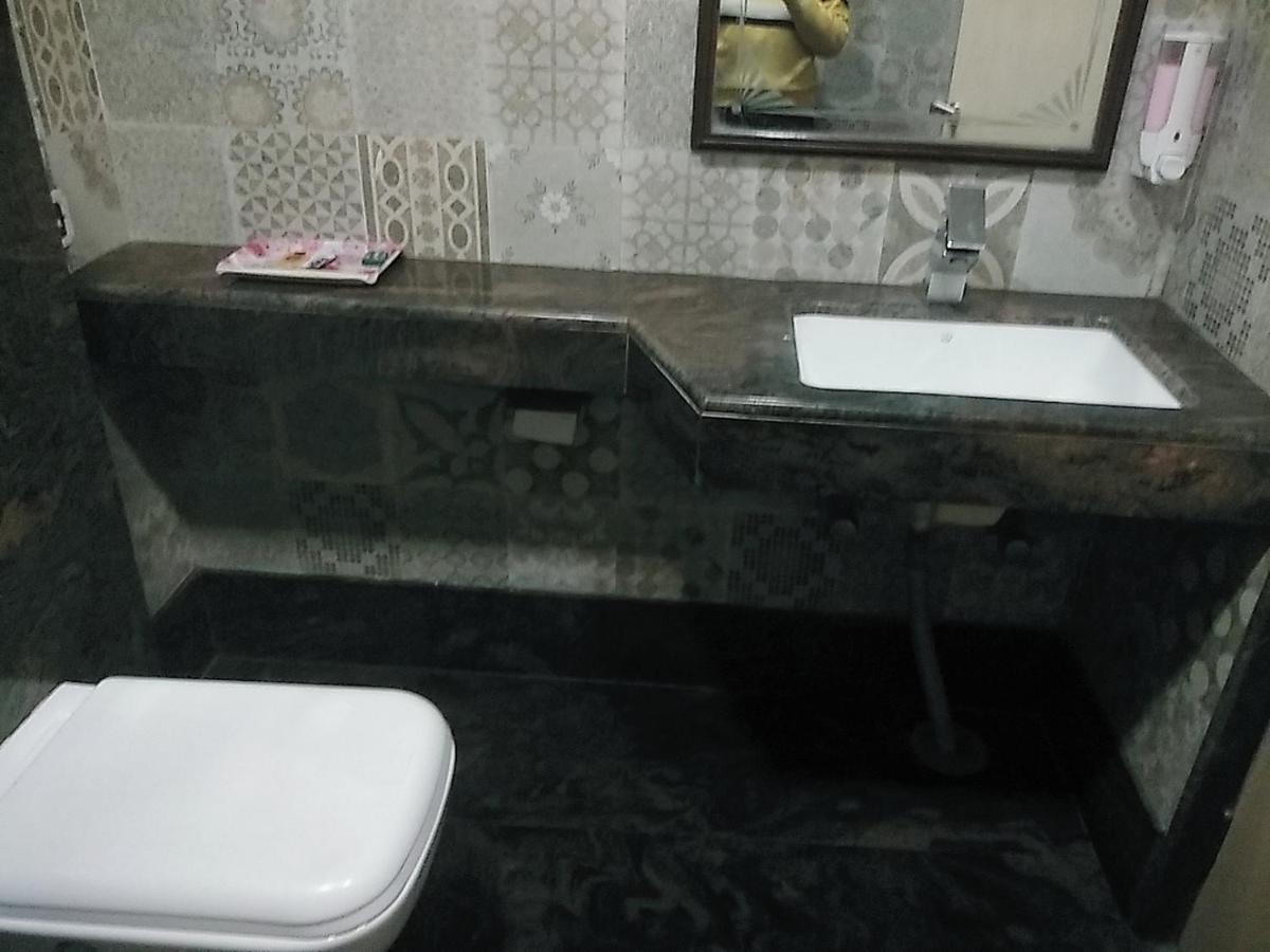 Hotel Manoranjan Inn Lakhnau Kültér fotó