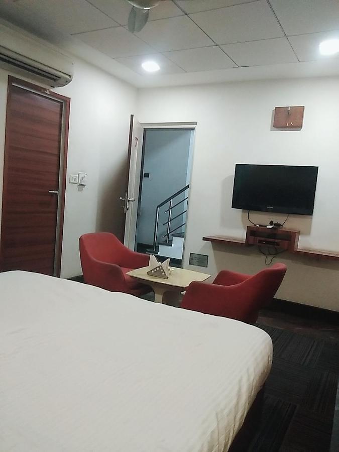 Hotel Manoranjan Inn Lakhnau Kültér fotó